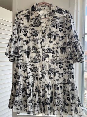 Black & White Printed Ruffle-Hem Women’s Blouse